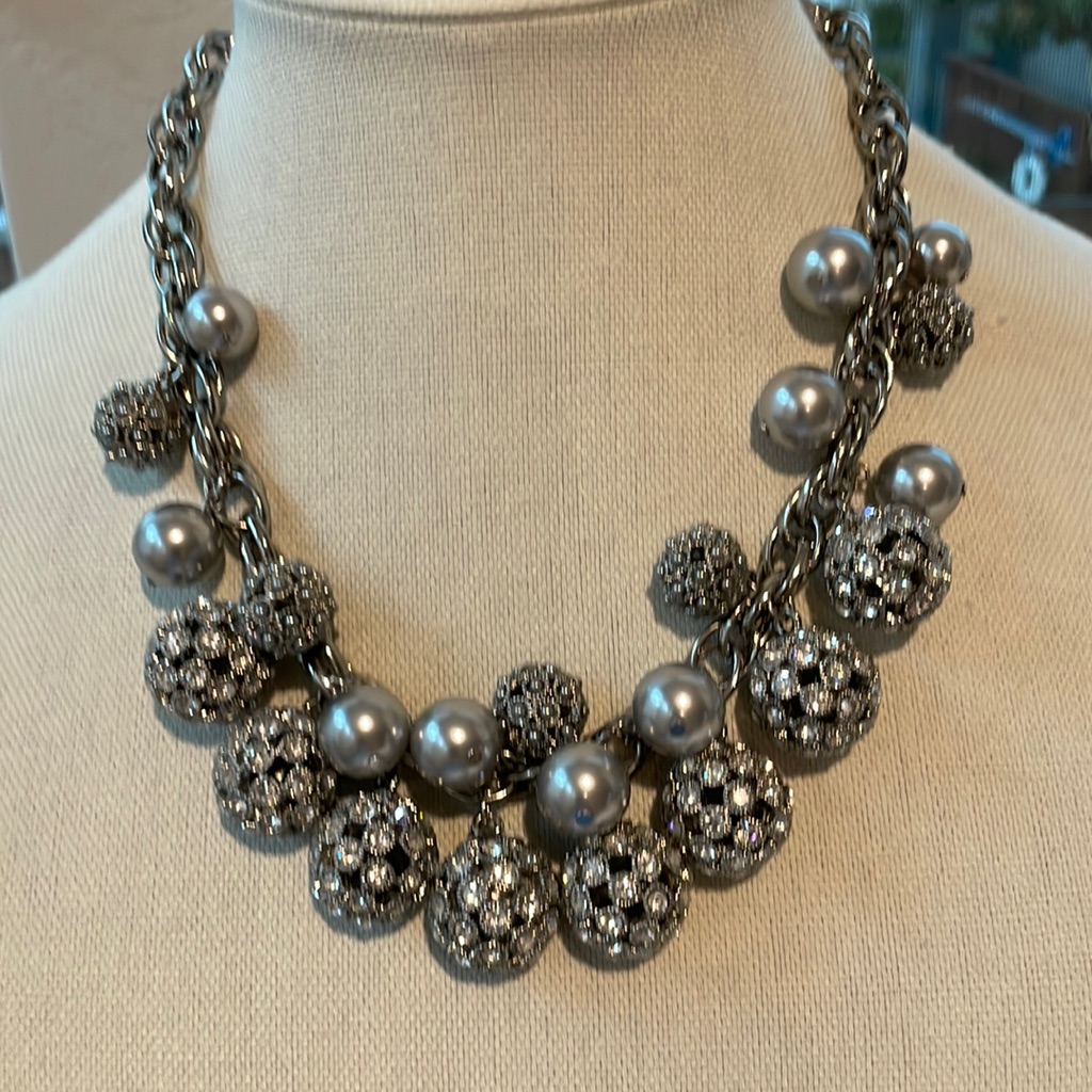Ann Taylor Silver Color Short Necklace 28$